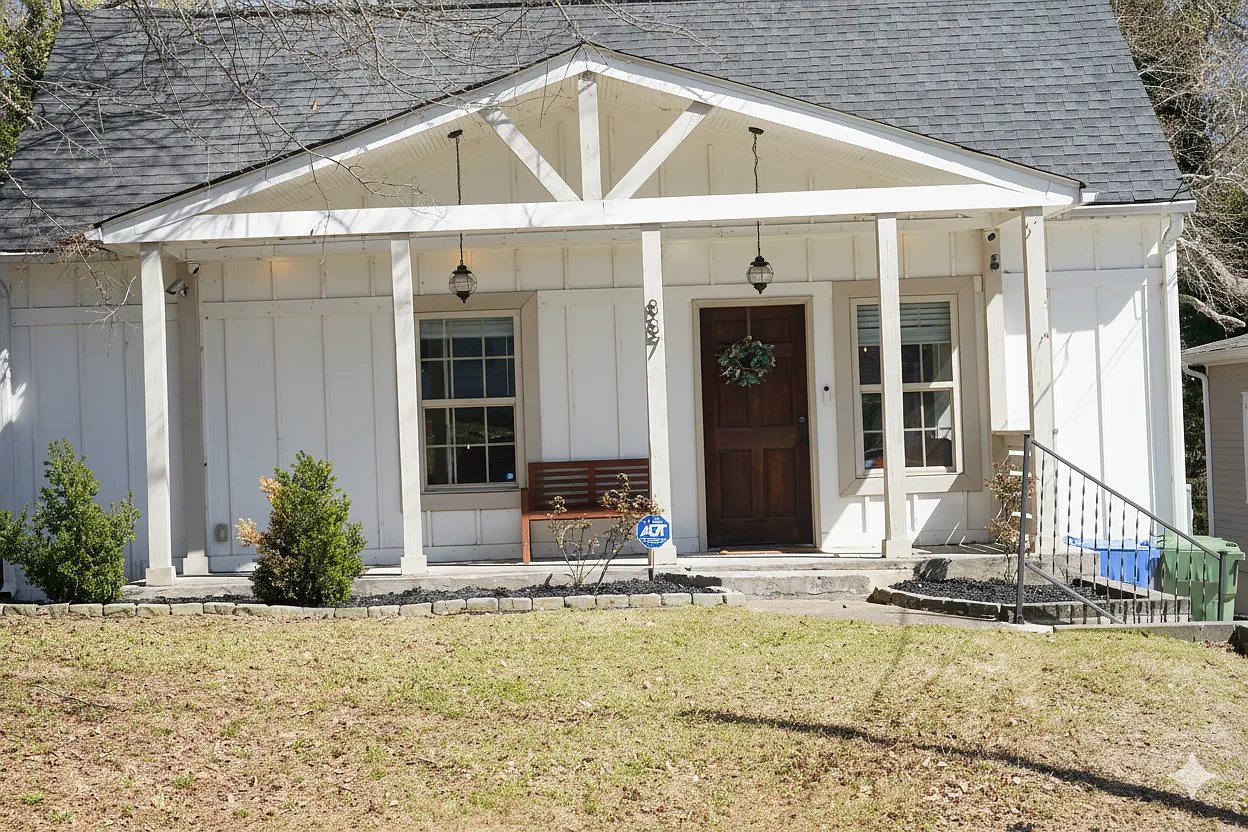 3 bed, 1055 sqft, $2,000 — Photo 3