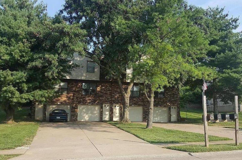 Nice shady lot & one car garage w/private driveway