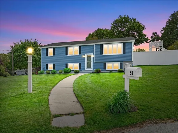 51 Robin Ln, West Warwick, RI 02893
