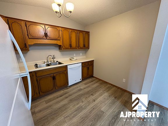 3rd image of 601 N Teton Dr APT 5