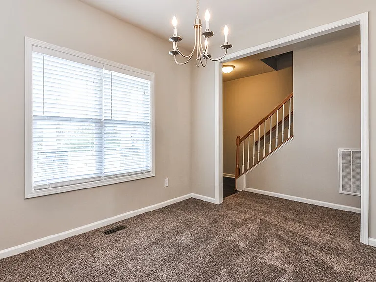 16 Hollyridge Ct — Photo 4