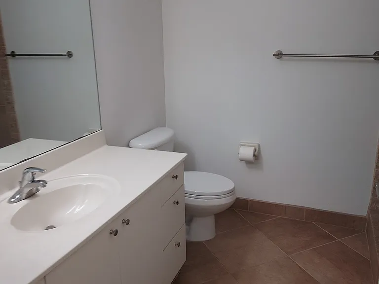 Larger Bedroom en suite bathroom