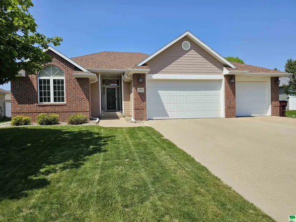 411 Winfield Cir, Sergeant Bluff, IA 51054