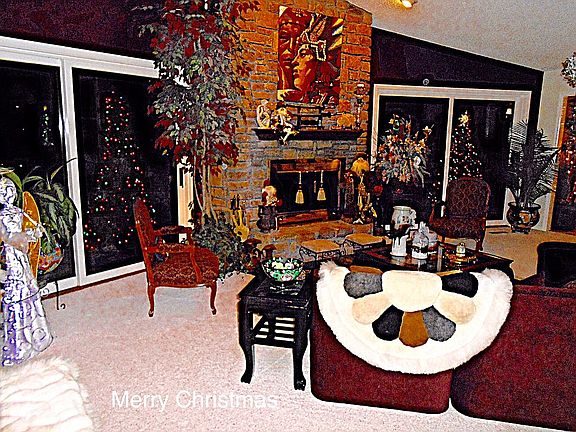 LR,, rock FP, lake views.