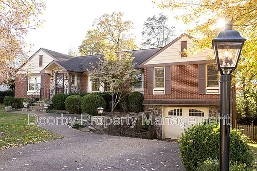 1711 Ashton St Photo 1