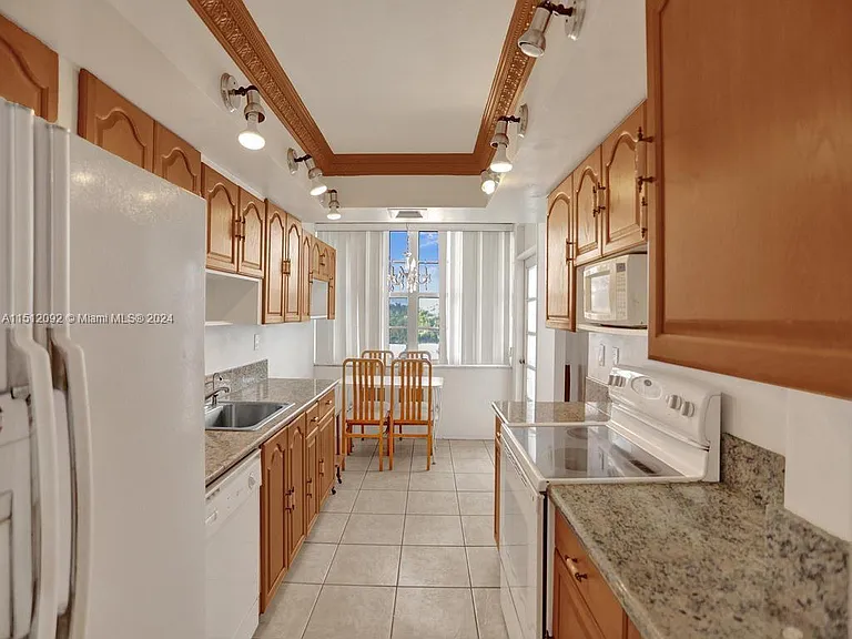 18051 Biscayne Blvd #304 — Photo 13