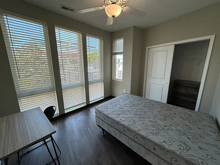 302 E Clark St — Photo 14
