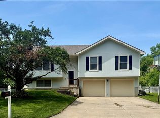 4104 Lakeview Dr, Leavenworth, KS 66048