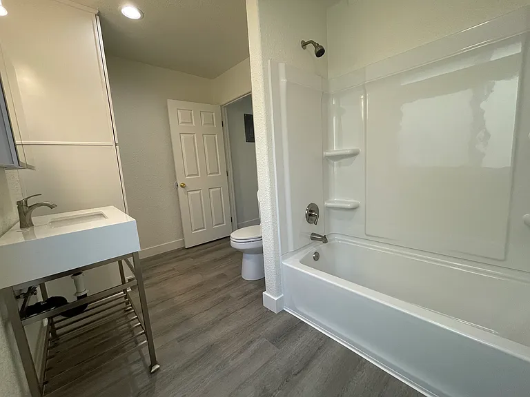 1823 Gardenia Ave #B — Photo 13