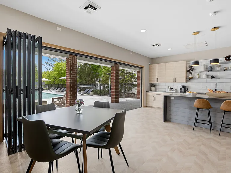 Deer Valley Apartments — Photo 11