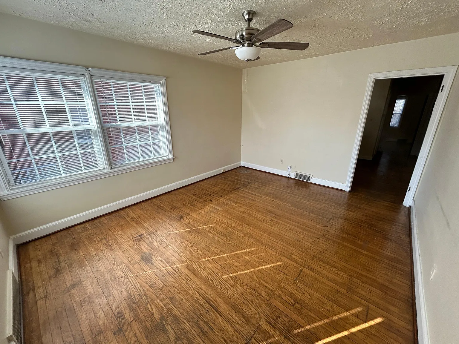 2123 Gladstone Ave — Photo 3