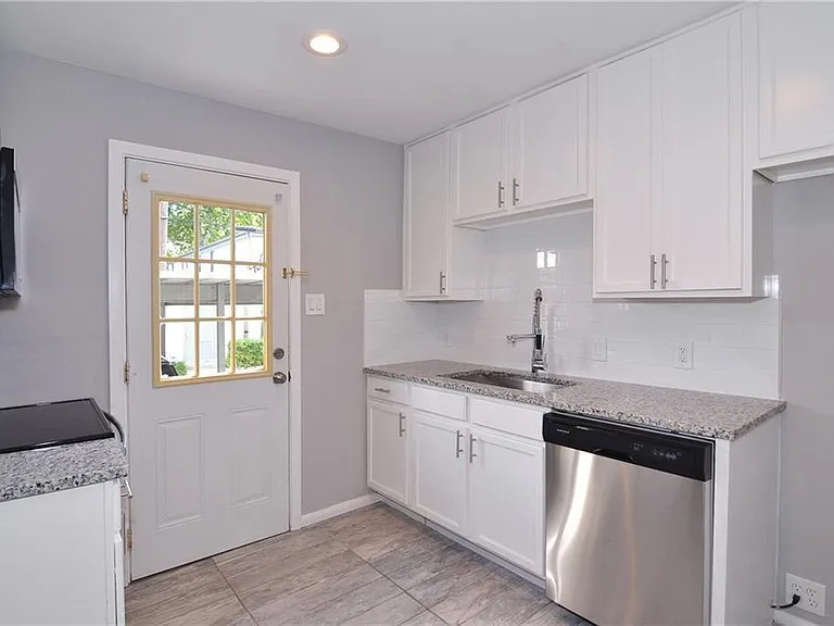 4945 N Hall St — Photo 5