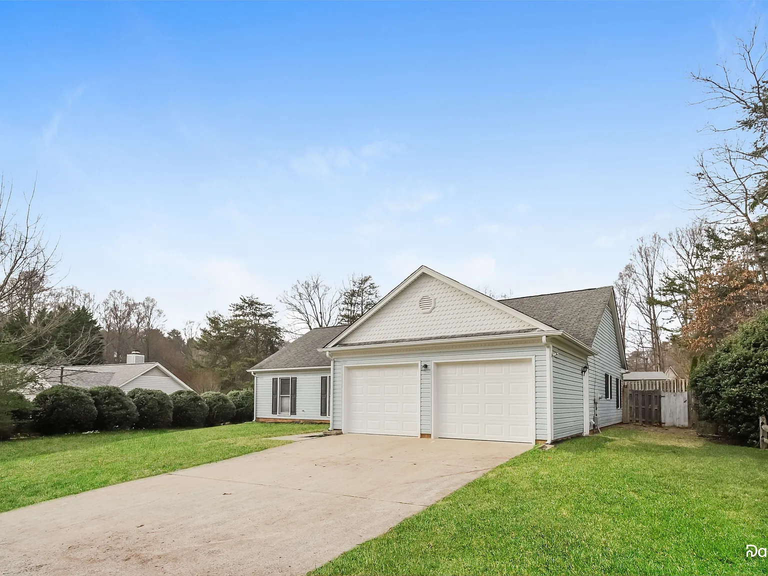 3 bed, 2.0 bath, 1644 sqft, $2,090 — Photo 2