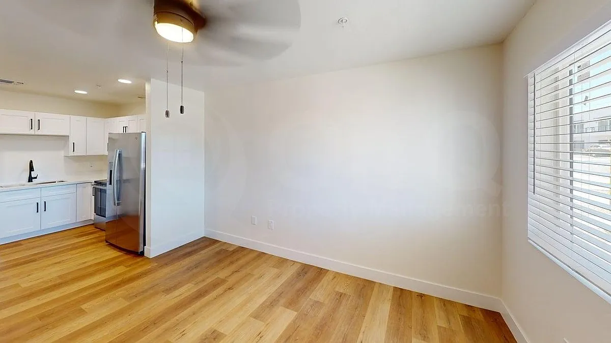 410 W Hadley St — Photo 4