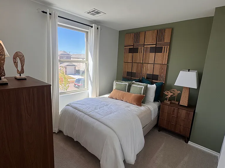 2030 Delphine Dr — Photo 2