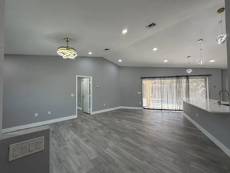 323 Aurora St NW — Photo 5