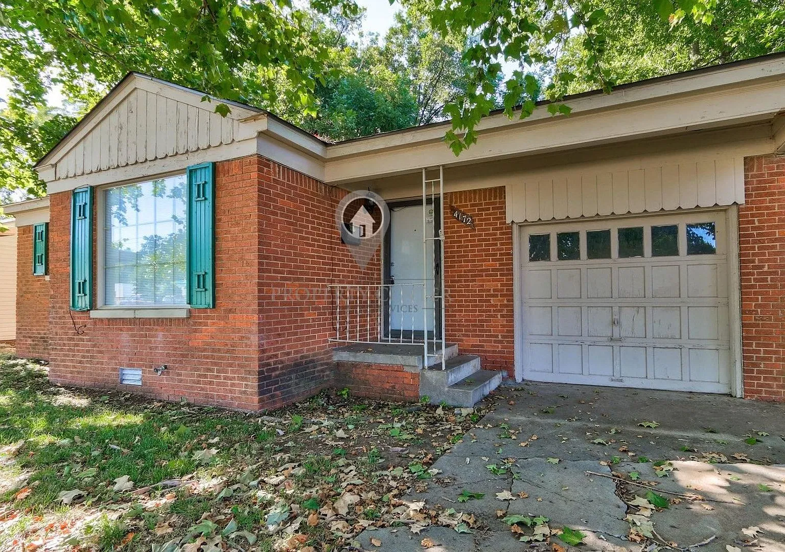 Charming 2-Bedroom Home with Spacious Backyard & Great Location — Photo 3