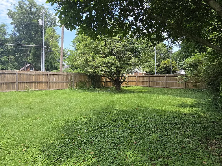 504 E Vine St — Photo 15