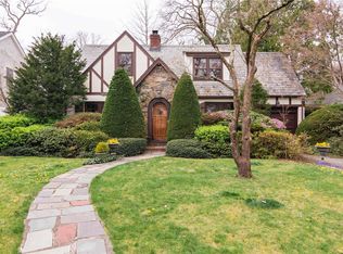 37 Beverly Pkwy, Freeport, NY 11520