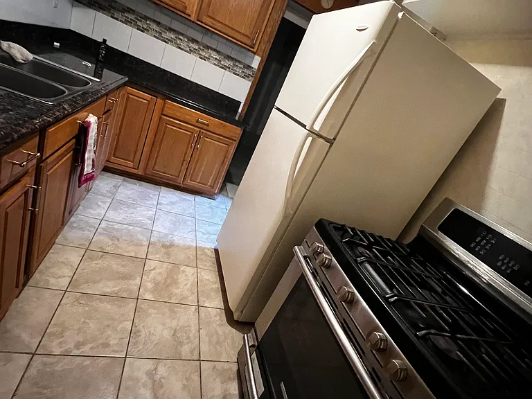722 Queen Anne St — Photo 6