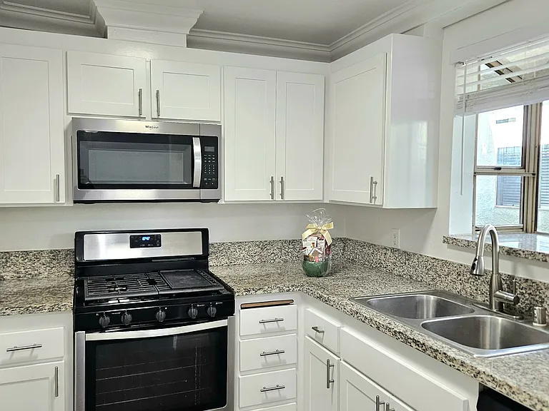 Yorktown Apartments — Photo 4