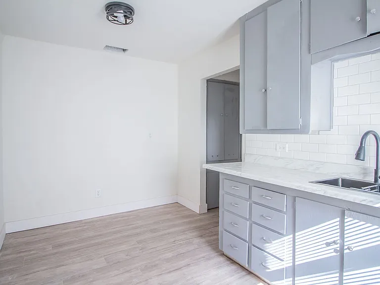 302 Avenue U — Photo 8