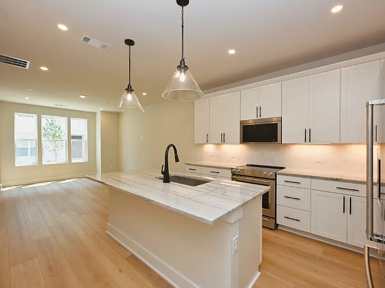 126 Zola Aly — Photo 15
