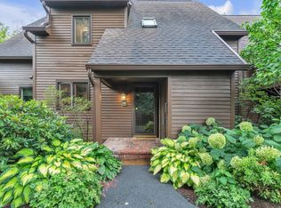 380 Acorn Ln, Shelburne, VT 05482