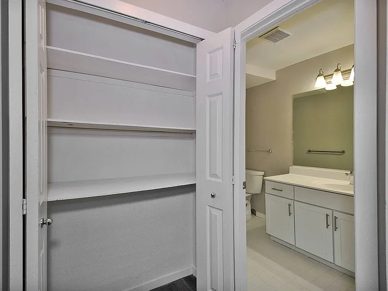 District Royal Oak Apartments — Photo 34