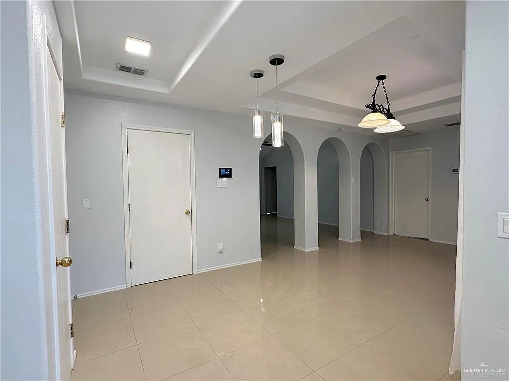 4 bed, 2.0 bath, 1379 sqft, $1,600 — Photo 4