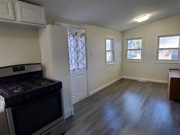 4th image of 320 Oakdale Ave