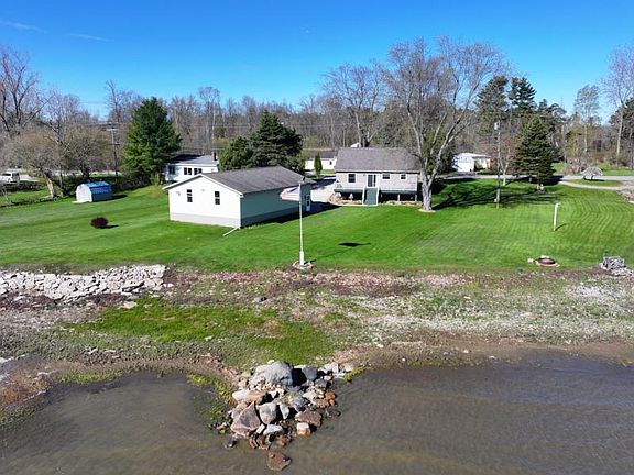 3rd image of 1042 N Lakeshore Rd