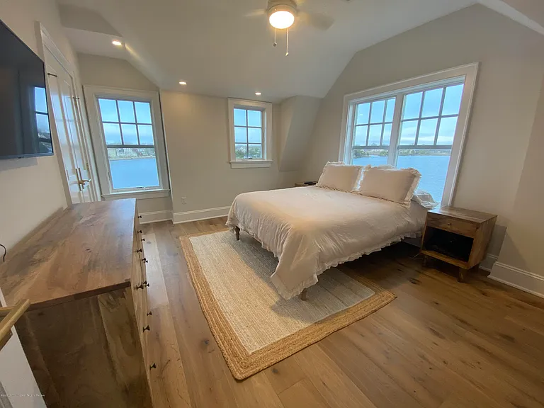 410 Lake Ave — Photo 11