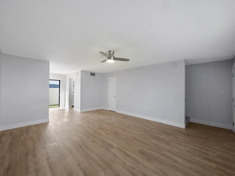200 Westwood Ter N #198 — Photo 2