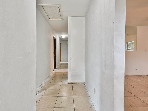 3rd image of 415 W Beech Ave