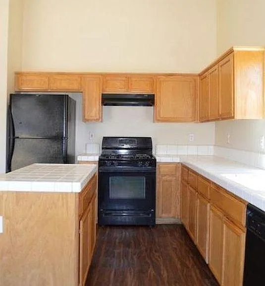 1627 Venice Cir — Photo 9