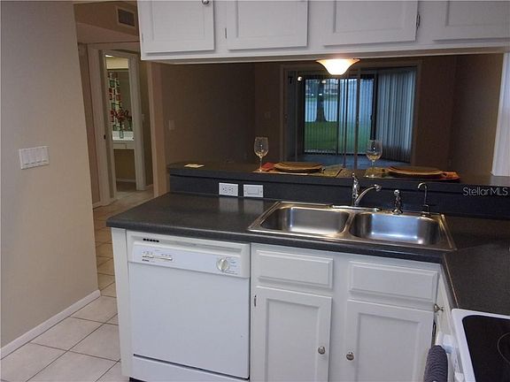 5th image of 201 Woodlake Wynde