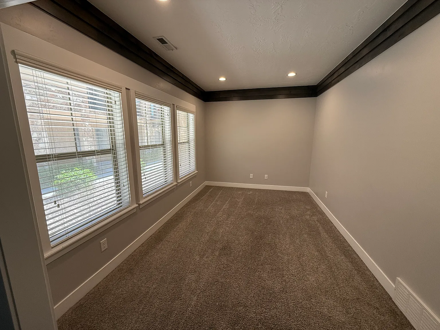 3 bed, 2.5 bath, 2200 sqft, $2,400 — Photo 3