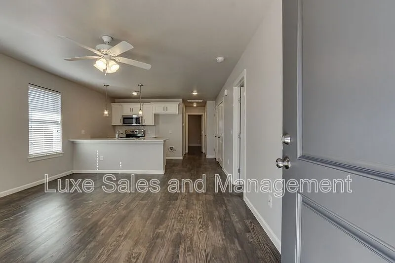 2 bed, 2.0 bath, 1045 sqft, $1,345 — Photo 2