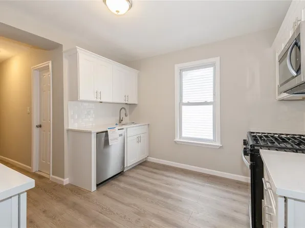 194-56 Murdock Avenue image 10 of 19