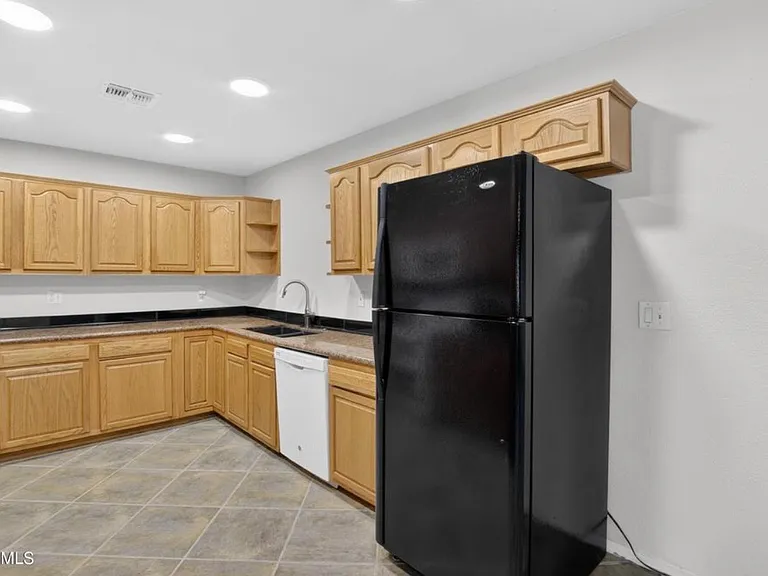 2215 W Butler Dr — Photo 10