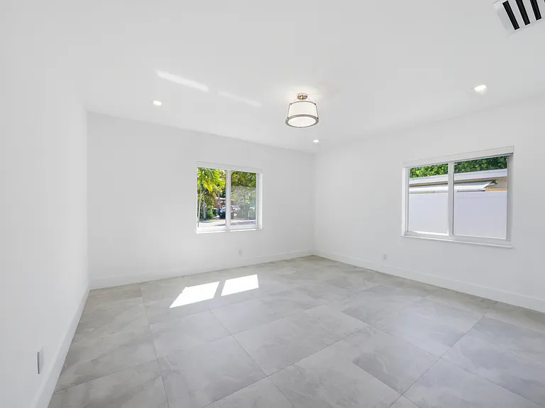 2001 NE 17th Way — Photo 18