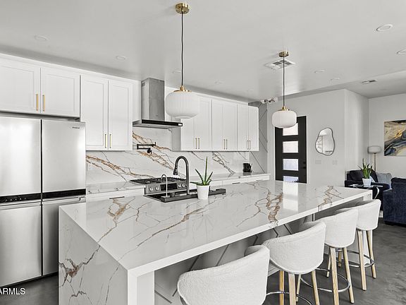 3rd image of 1211 E HAYWARD Avenue