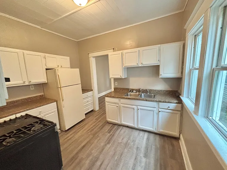 110 Ridgeway Ave — Photo 1