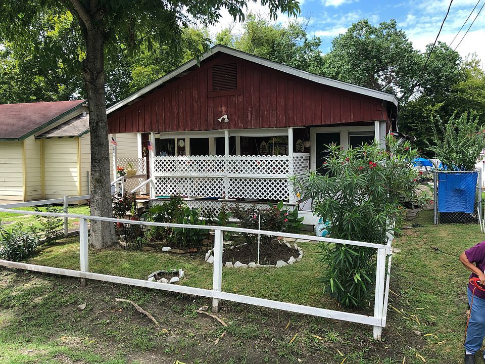 2nd image of 8330 Colonial Ln