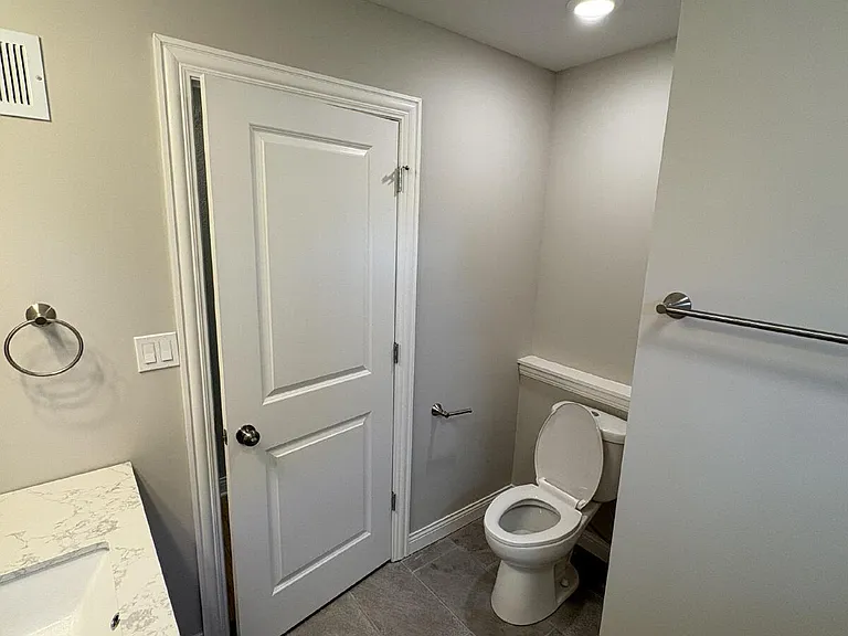 2211 E Walnut St — Photo 22