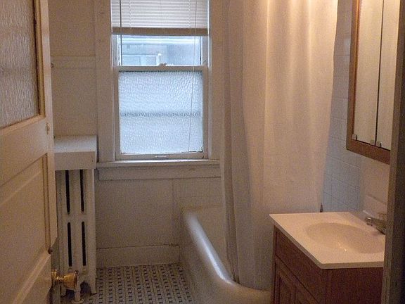 4th image of 2928 N Maryland Ave #3690563