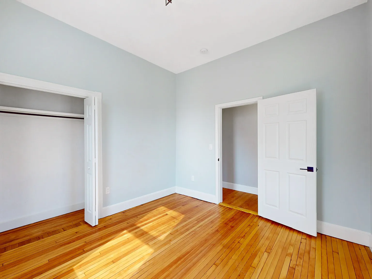 2 bed, 900 sqft, $3,200 — Photo 3