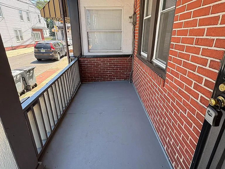 917 Koehler St — Photo 2