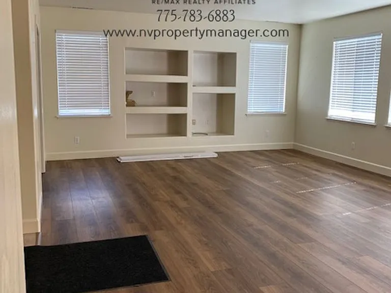 1317 Windsor Dr — Photo 2